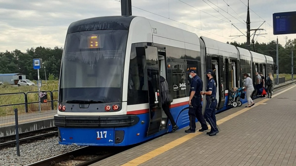 Funkcjonariusze przypominali, że noszenie maseczek nadal jest obowiązkowe. Fot. Policja