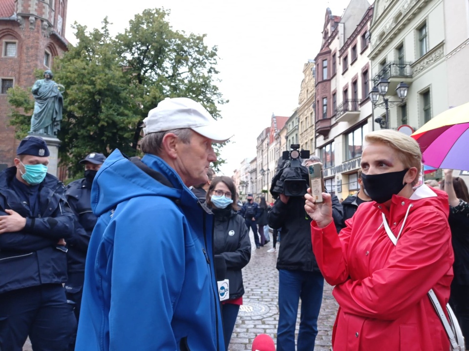 Manifestacja pod hasłem „Stop tęczowej agresji" w Toruniu./fot. Katarzyna Prętkowska