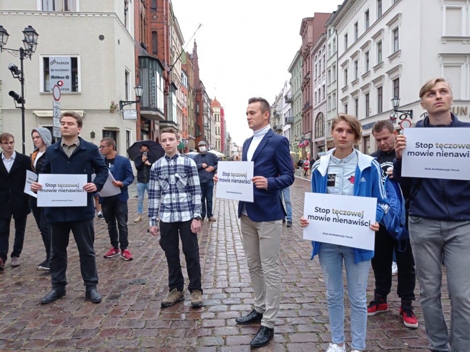 Manifestacja pod hasłem „Stop tęczowej agresji" w Toruniu./fot. Katarzyna Prętkowska