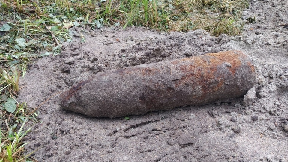 Pocisk został wykopany podczas prac prowadzonych na terenie miejscowego parku/fot. materiały policji