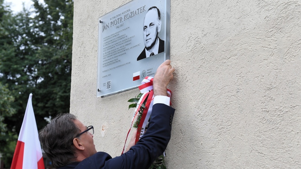 Prezes IPN Jarosław Szarek podczas odsłonięcia tablicy pamięci Jana Koziatka w Gdańsku. Fot. PAP/Marcin Gadomski