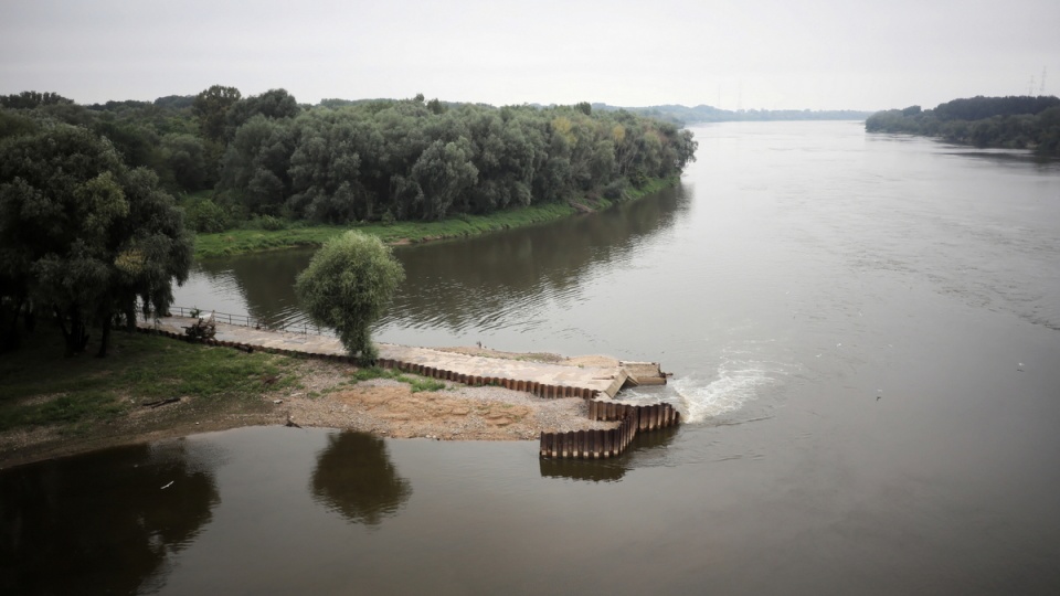 Nieczystości spływające bezpośrednio do Wisły na wysokości ul. Farysa na warszawskich Bielanach/fot. Leszek Szymański