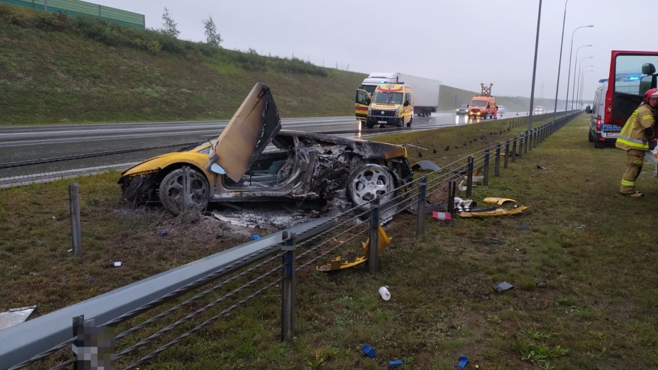 Po uderzeniu w bariery samochód zapalił się. Fot. Strażacy z Pucka i Wejherowa