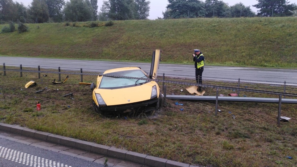 Po uderzeniu w bariery samochód zapalił się. Fot. Strażacy z Pucka i Wejherowa