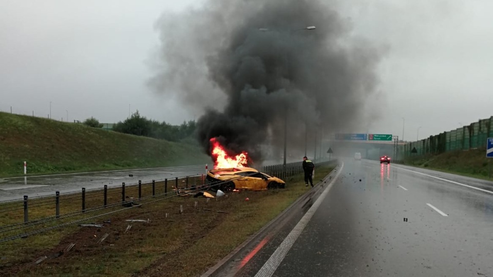 Po uderzeniu w bariery samochód zapalił się. Fot. Strażacy z Pucka i Wejherowa