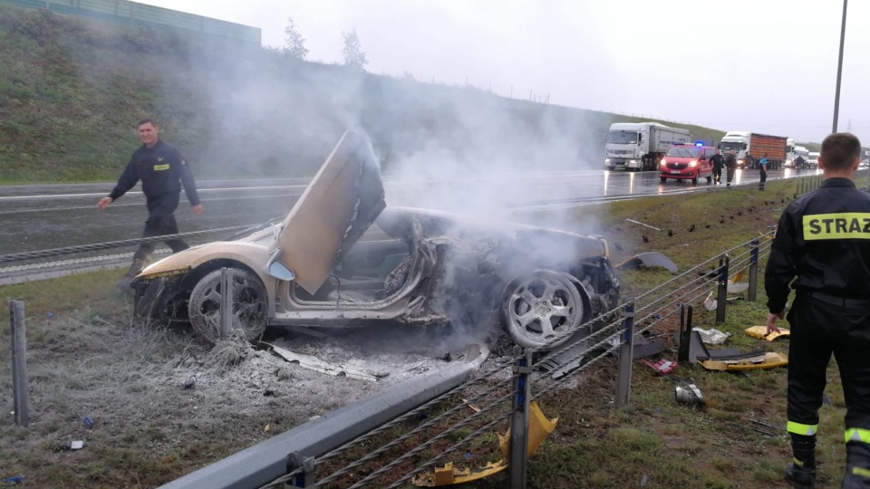 Po uderzeniu w bariery samochód zapalił się. Fot. Strażacy z Pucka i Wejherowa