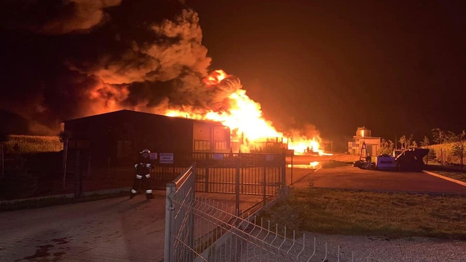 Paliła się hala zakładu produkującego mączkę rybną. Fot. OSP Dobrcz