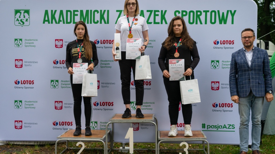 Julia Chwedczuk (pierwsza z lewej) na podium/fot. materiały UTP