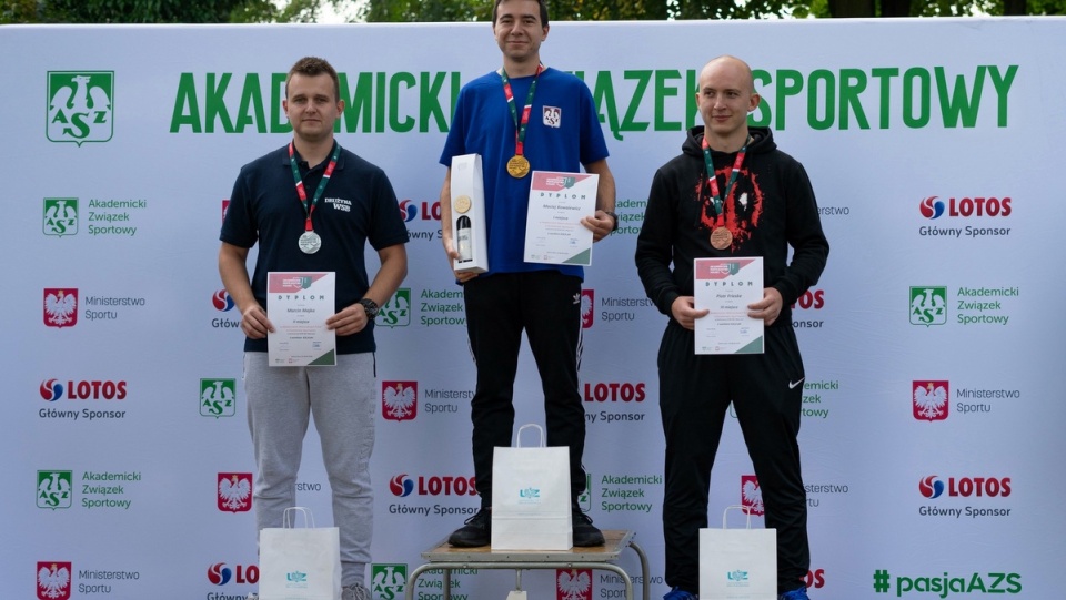 Piotr Frieskie (pierwszy z prawej) na podium/fot. materiały UTP