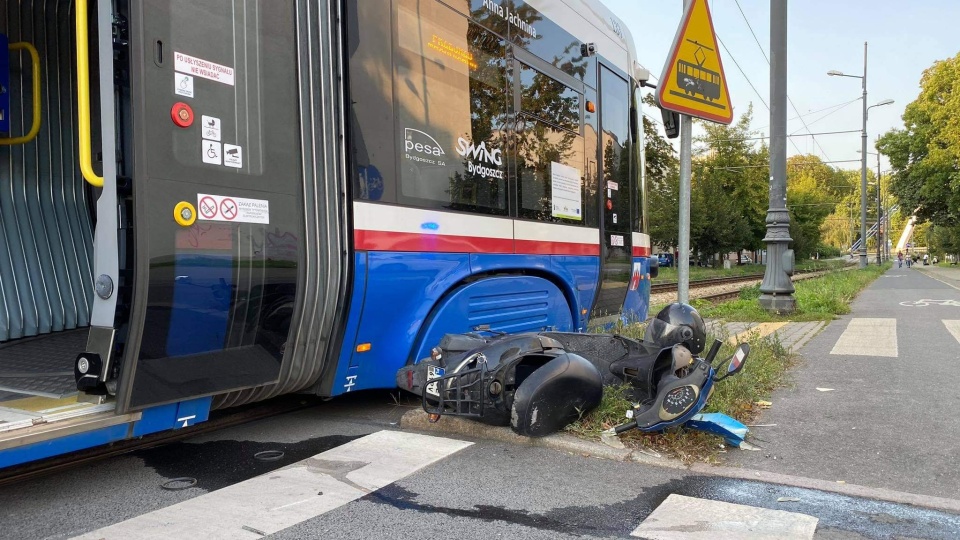 Do groźnie wyglądającego zdarzenia doszło u zbiegu ulic Garbary i Naruszewicza. Skuter wpadł na tramwaj./fot. Tomasz Każmierski