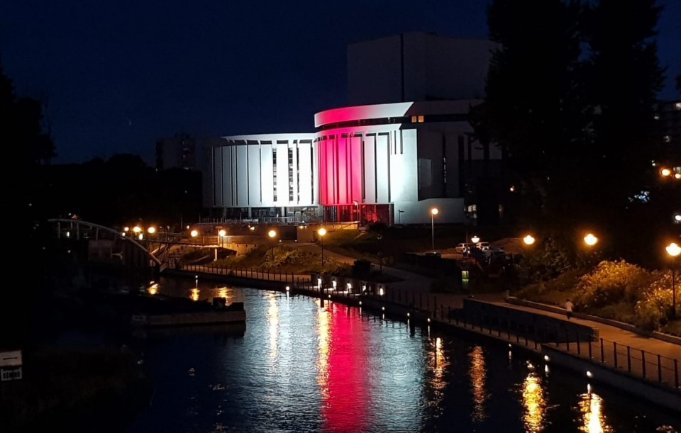 Światłami w kolorach historycznej flagi Białorusi podświetlony jest w weekendowe wieczory budynek Opery Nova/fot. Facebook