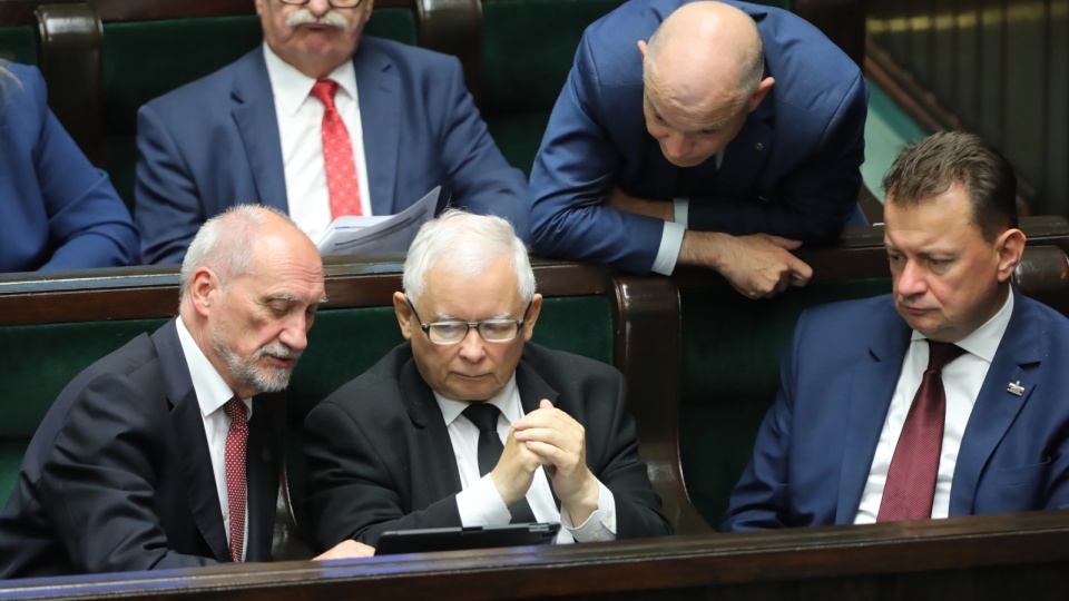 Prezes PiS Jarosław Kaczyński, poseł PiS Antoni Macierewicz oraz minister obrony narodowej Mariusz Błaszczak na sali obrad podczas drugiego dnia posiedzenia Sejmu w Warszawie. Fot. PAP/Wojciech Olkuśnik