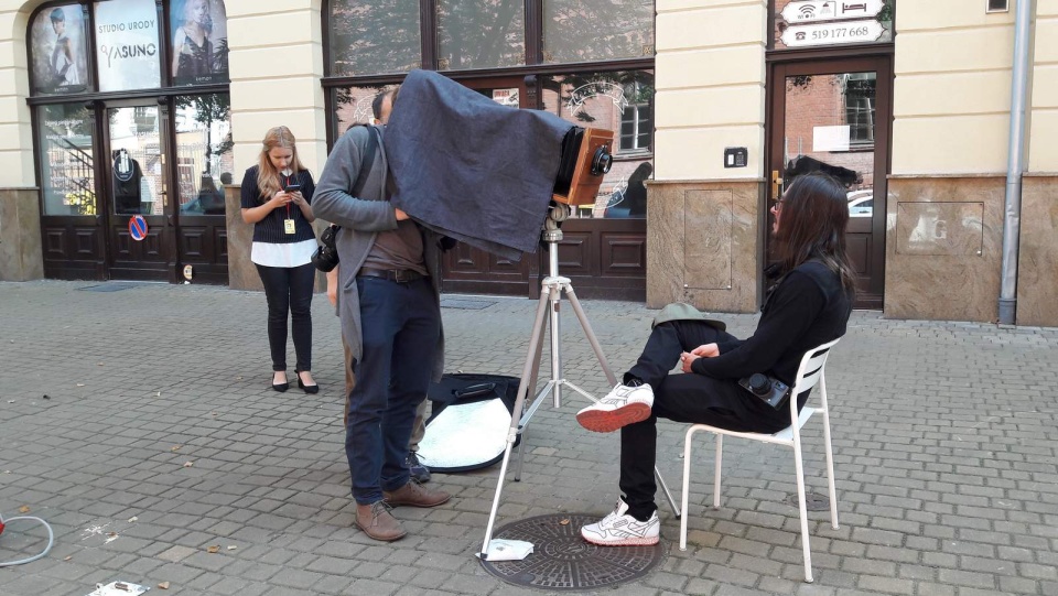 Przy ul. Gimnazjalnej fotograf Jarosław Majewski wykonywał odwiedzającym zdjęcia zabytkowym, wielkoformatowym aparatem konstrukcji Alfreda Brücknera. Fot. Tatiana Adonis