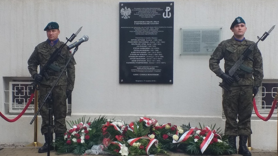 Tablica pamiątkowa na Urzędzie Wojewódzkim w Bydgoszczy. Fot. Archiwum