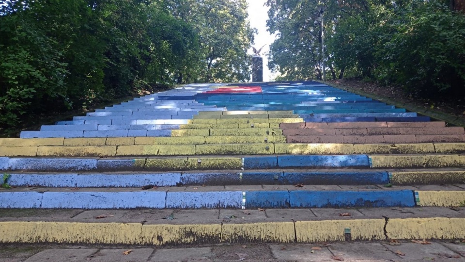 Mural powstał na schodach w Parku Miejskim na Bydgoskim Przedmieściu/fot. Katarzyna Prętkowska