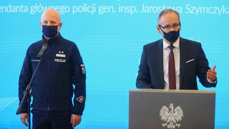Minister zdrowia Adam Niedzielski (z prawej) i komendant główny Policji Jarosław Szymczyk podczas konferencji prasowej w siedzibie resortu w Warszawie. Fot. PAP/Rafał Guz