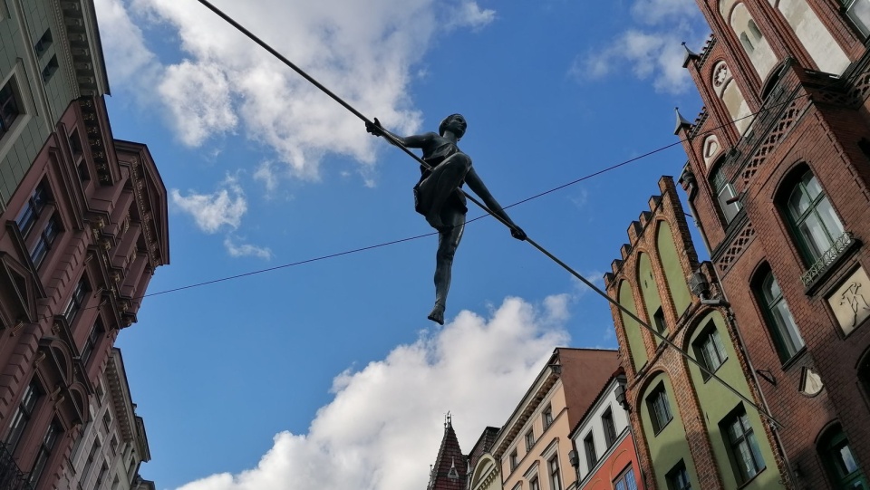 Niezwykła wystawa rzeźb balansujących Jerzego „Jotki” Kędziory zawisła nad głowami spacerujących ulicą Szeroką i Królowej Jadwigi. Fot. Iwona Muszytowska-Rzeszotek