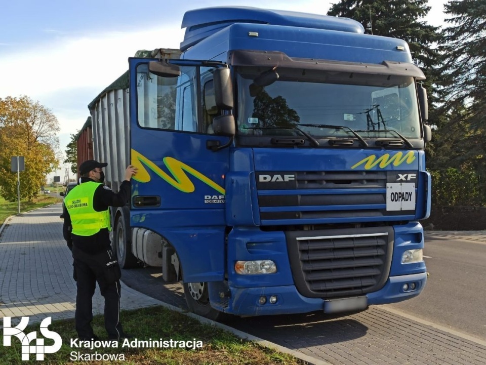 Kontrolujący w transporcie wykryli ponad 23 tony odpadów zmieszanych zamiast deklarowanych tworzyw sztucznych i gumy. Fot. Nadesłane