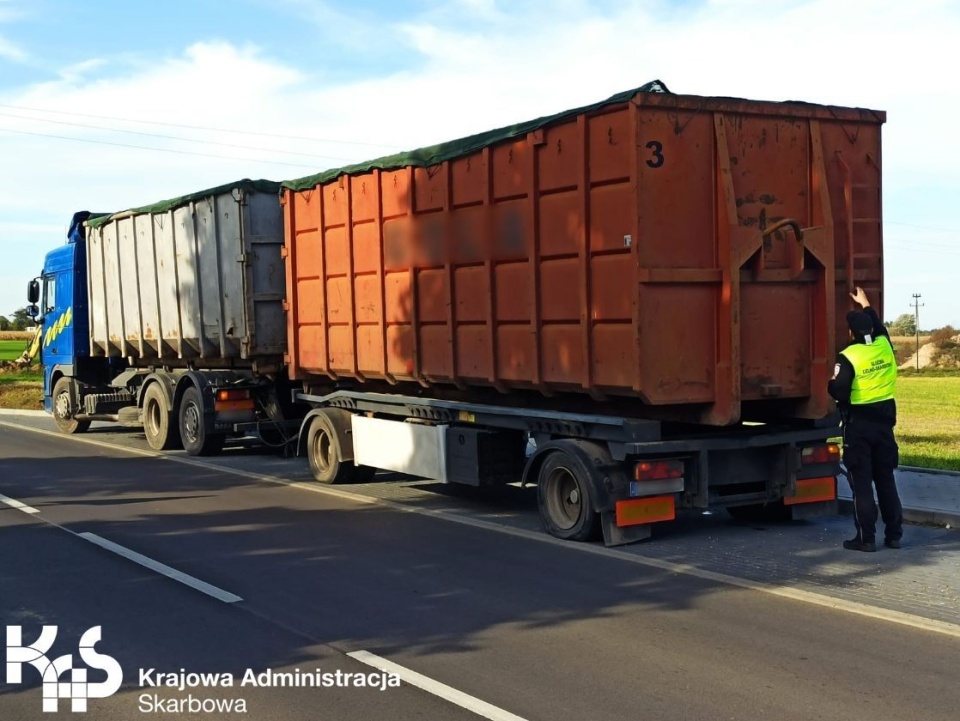 Kontrolujący w transporcie wykryli ponad 23 tony odpadów zmieszanych zamiast deklarowanych tworzyw sztucznych i gumy. Fot. Nadesłane