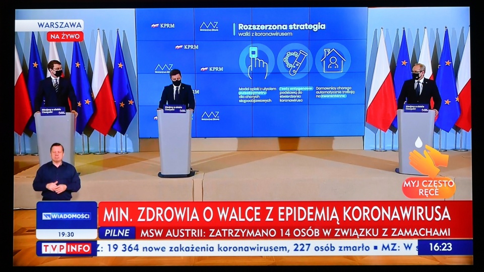 Minister zdrowia Adam Niedzielski (z prawej), szef KPRM Michał Dworczyk (w środku) i rzecznik prasowy rządu Piotr Mueller podczas transmisji konferencji w KPRM w Warszawie. Fot. PAP/Piotr Nowak