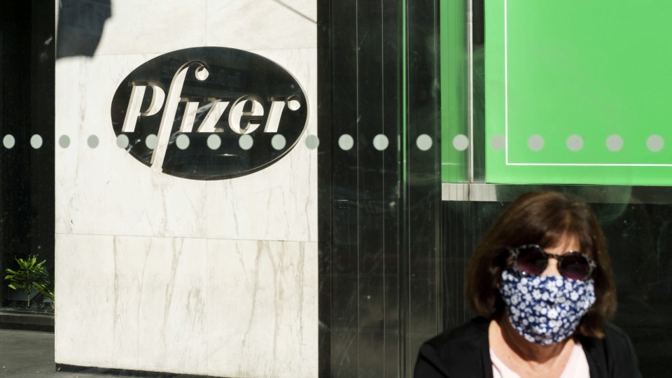 Komisja Europejska zatwierdziła umowę na szczepionki od Pfizer-BioNTech. Fot. PAP/EPA