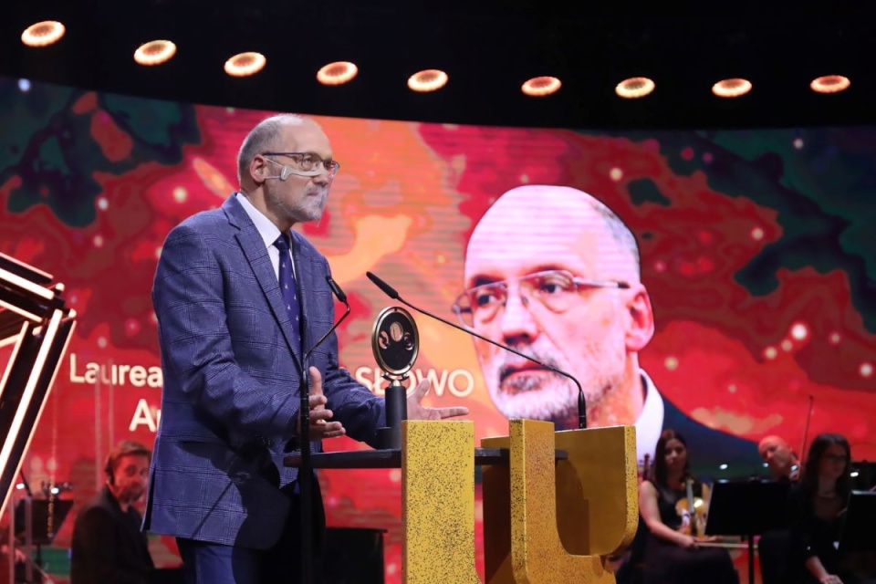 Laureat nagrody w kategorii Słowo - historyk prof. Andrzej Nowak podczas uroczystej gali wręczenia Nagród Mediów Publicznych/fot. Albert Zawada, PAP