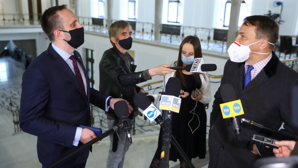 Wiceminister aktywów państwowych, poseł PiS Janusz Kowalski (z lewej) oraz poseł Parlamentu Europejskiego Radosław Sikorski podczas wymiany zdań w Sejmie. Fot. PAP/Rafał Guz