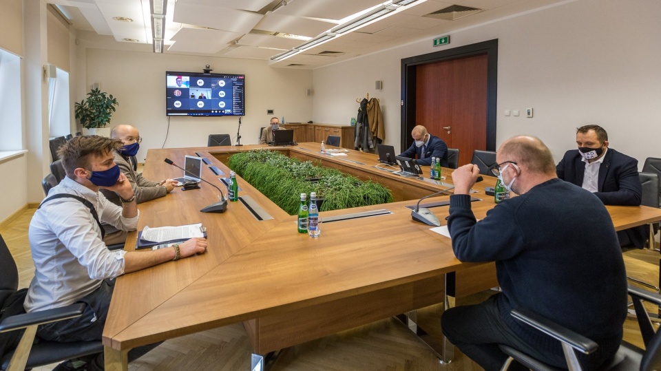 Trzy tysiące złotych pomocy miesięcznie na każdego pracownika gastronomii do czasu ponownego otwarcia lokali - zapowiedział w środę marszałek województwa kujawsko-pomorskiego Piotr Całbecki. Fot. Szymon Zdziebło/tarantoga.pl dla UMWKP