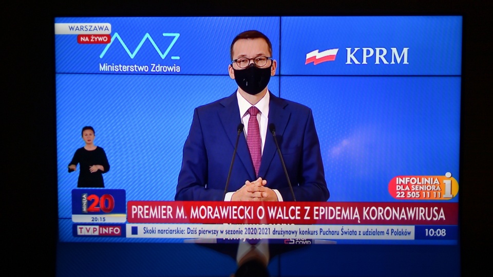 Fot. Premier Mateusz Morawiecki podczas transmisji konferencji prasowej z KPRM w Warszawie. Fot. PAP/Marcin Obara