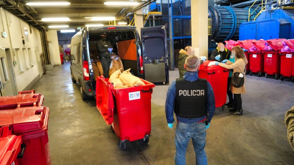 Policjanci z Komendy Wojewódzkiej Policji w Bydgoszczy spalili 105 kg różnych narkotyków. Fot. Policja