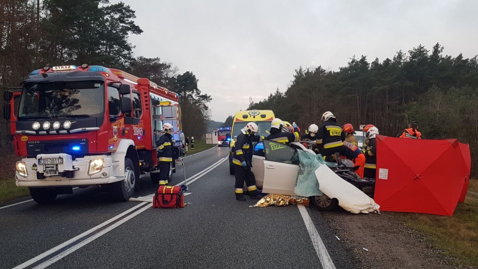 Ranna została kobieta kierująca autem osobowym, którą uwolnili strażacy przy pomocy narzędzi hydraulicznych. Fot. Bydgoszcz 998