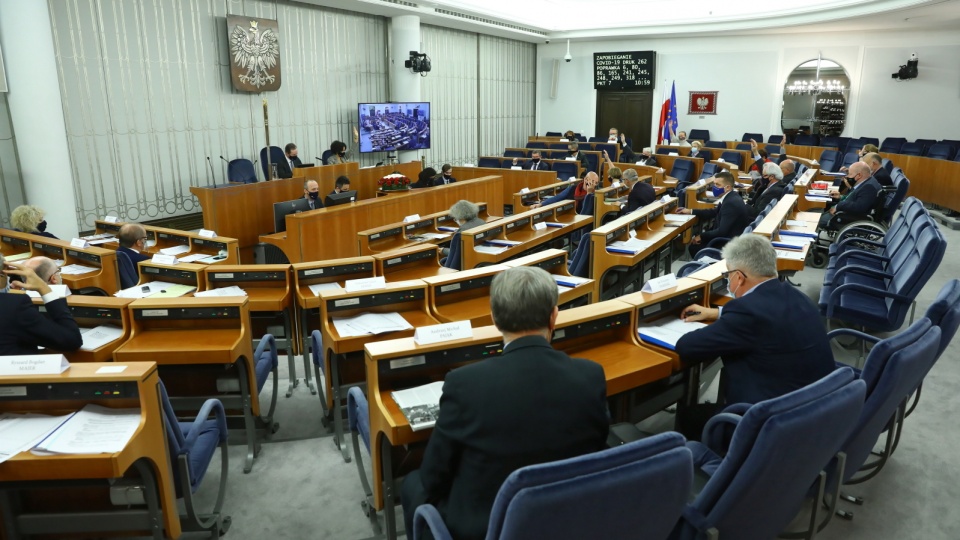 Senatorowie podczas posiedzenia wyższej izby parlamentu. Fot. PAP/Rafał Guz