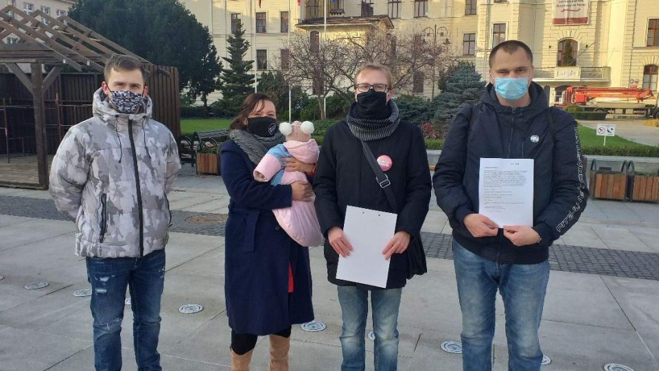 Członkowie ugrupowania złożyli dziś w Ratuszu petycję dotyczącą dysproporcji opłat za komunikację miejską i płatne parkingi samochodowe. Fot. Jolanta Fischer