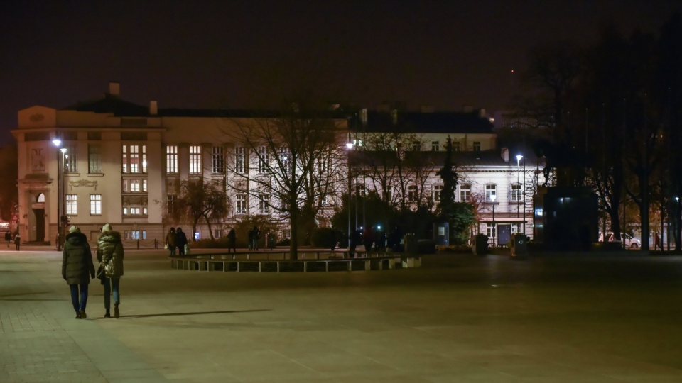 Wyłączona iluminacja zabytkowych budynków i innych obektów na pl. Litewskim w centrum Lublina. Akcja stanowiła część ogólnopolskiego protestu samorządów przeciw polityce finansowej rządu. Fot. PAP/Wojtek Jargiło