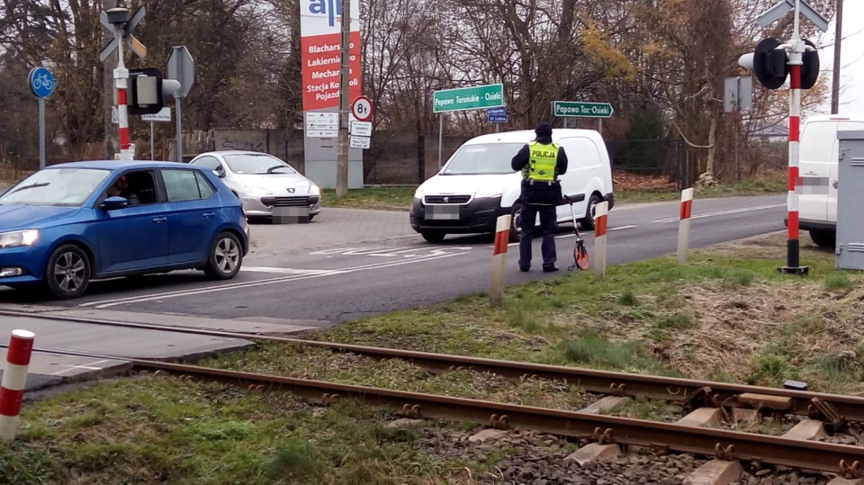 Na oznakowanym przejeździe bez zapór osobowe auto wjechało pod szynobus. Fot. Policja