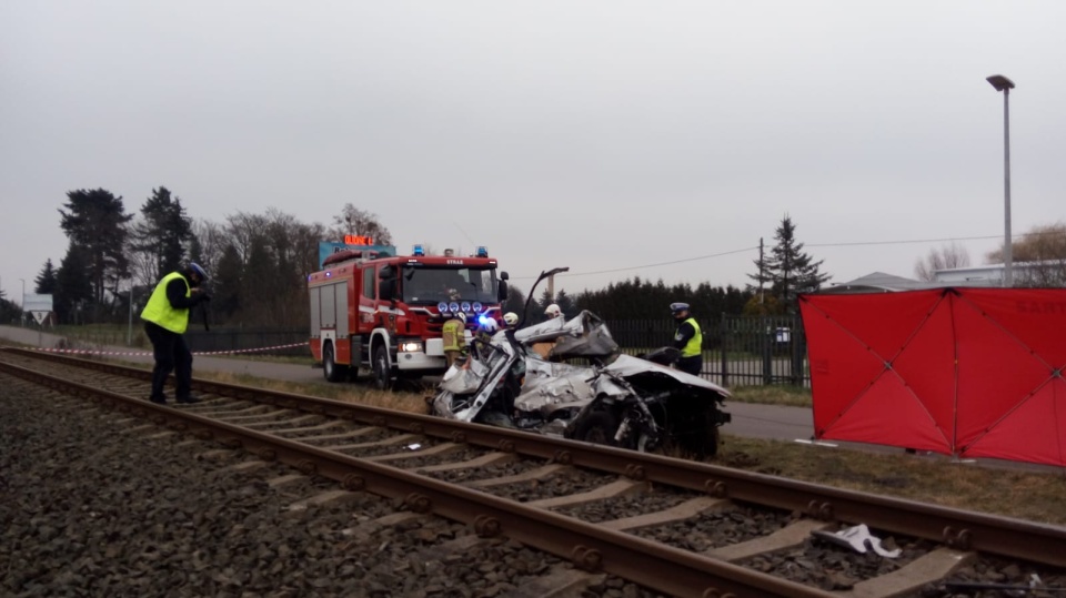 Na oznakowanym przejeździe bez zapór osobowe auto wjechało pod szynobus. Fot. Policja