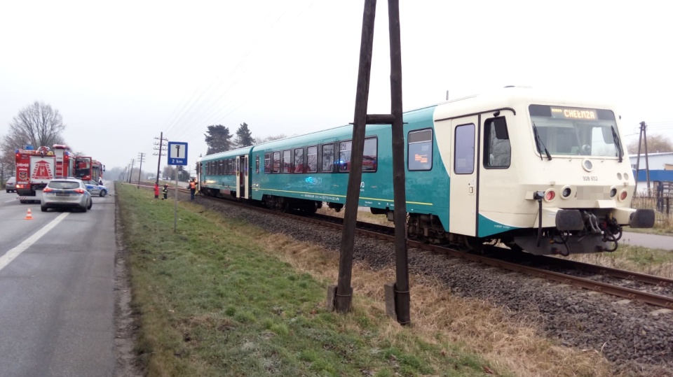 Na oznakowanym przejeździe bez zapór osobowe auto wjechało pod szynobus. Fot. Policja