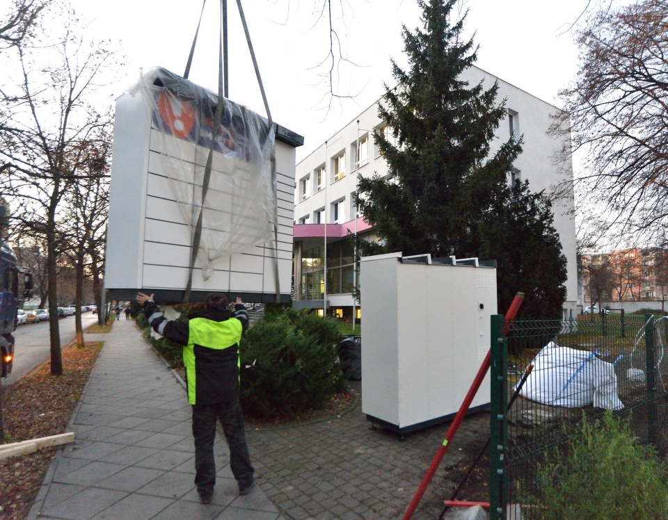 Obok budynku biblioteki stoi już pierwszy paczkomat włączony do projektu Biblioteka24, który uruchomiła Książnica. Fot. Książnica Kopernikańska