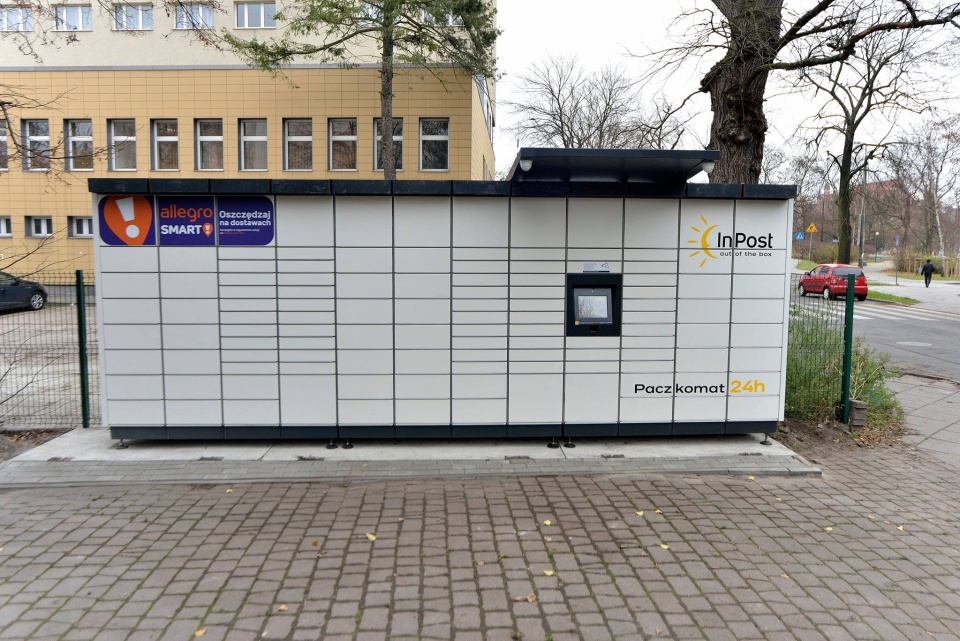 Obok budynku biblioteki stoi już pierwszy paczkomat włączony do projektu Biblioteka24, który uruchomiła Książnica. Fot. Książnica Kopernikańska