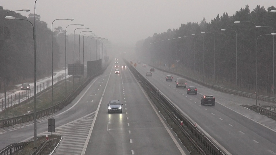 Opady śniegu i śniegu z deszczem spowodowały, że nawierzchnie dróg zrobiły się mokre. W nocy może pojawić się gołoledź. Fot. Janusz Wiertel