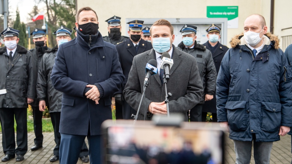 Wiceminister klimatu i środowiska Jacek Ozdoba (w centrum), poseł Zjednoczonej Prawicy Mariusz Kałużny oraz wójt gminy Unisław Jakub Danielewicz podczas konferencji prasowej nt. pożaru składowiska opon w Raciniewie oraz toczącego się postępowania w tej sprawie. Fot. PAP/Tytus Żmijewski