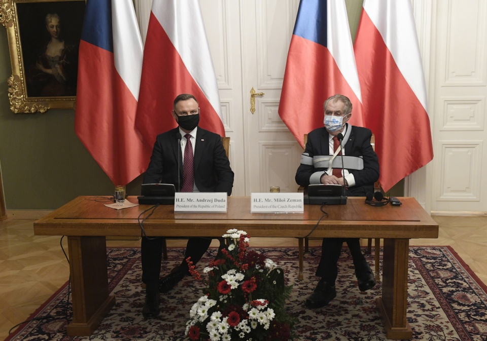– Mamy z prezydentem Czech wspólne stanowisko, że wszystko co stanowione w UE musi mieścić się w obrębie traktatów; aktami rangi niższej nie można wypaczać postanowień traktatów – powiedział w środę prezydent Andrzej Duda na wspólnej konferencji w Pradze z prezydentem Czech Miloszem Zemanem. Fot. PAP/EPA