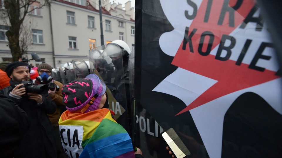 Wcześniej protestujący chcieli dotrzeć przed dom wicepremiera Jarosława Kaczyńskiego, ale uniemożliwiła im to policja, która w kordonie ustawiła się przy ul. Mickiewicza. Fot. PAP/Marcin Obara