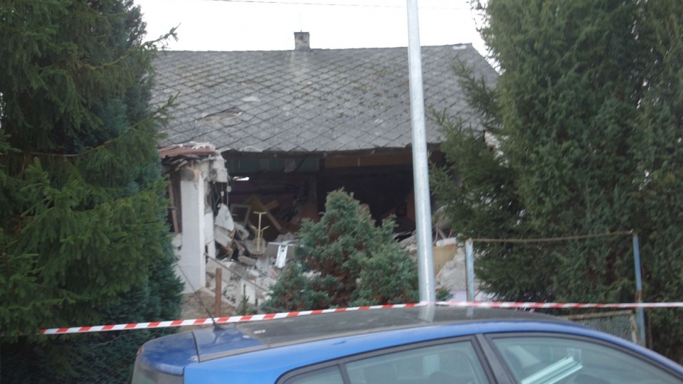 Wybuch spowodowany prawdopodobnie awarią bojlera elektrycznego w nocy z soboty na niedzielę zniszczył dom w Bydgoszczy. Fot. Andrzej Krystek