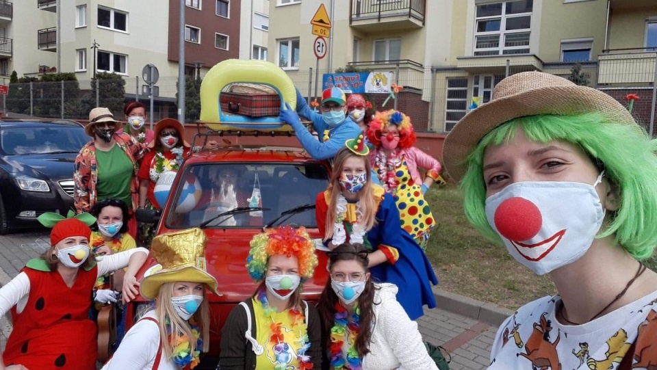 Ponad 200 świątecznych paczek przekazała dzieciom z bydgoskich szpitali Fundacja „Dr Clown”. Były też kolorowe animacje pod oknami/fot. materiały Fundacji