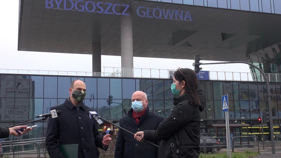 Konferencja przed dworcem Bydgoszcz Główna/fot. Janusz Wiertel