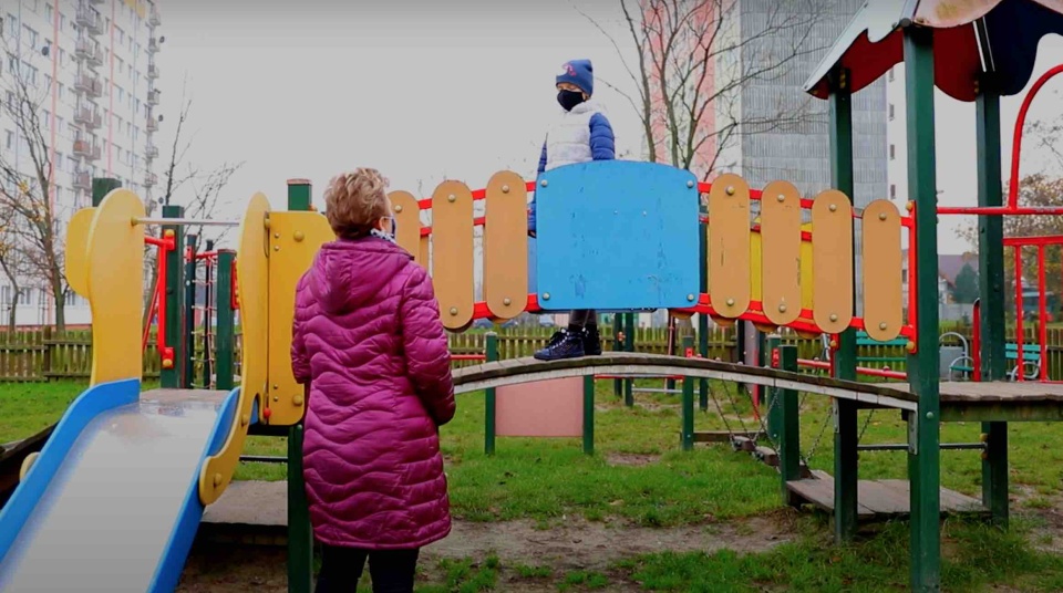 Nie ufaj obcym, nie przyjmuj od nich prezentów, nie mów gdzie mieszkasz - inowrocławskie policjantki nagrały spot dla dzieci. Fot. Zrzut ekranu