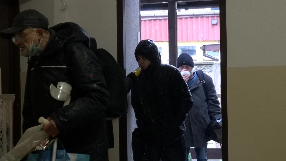 Osoby bezdomne, w trudnej sytuacji materialnej, także seniorzy odbierali we wtorek paczki świąteczne, przygotowane przez Zgromadzenie Sióstr Albertynek Posługujących Ubogim w Bydgoszczy/fot. Janusz Wiertel