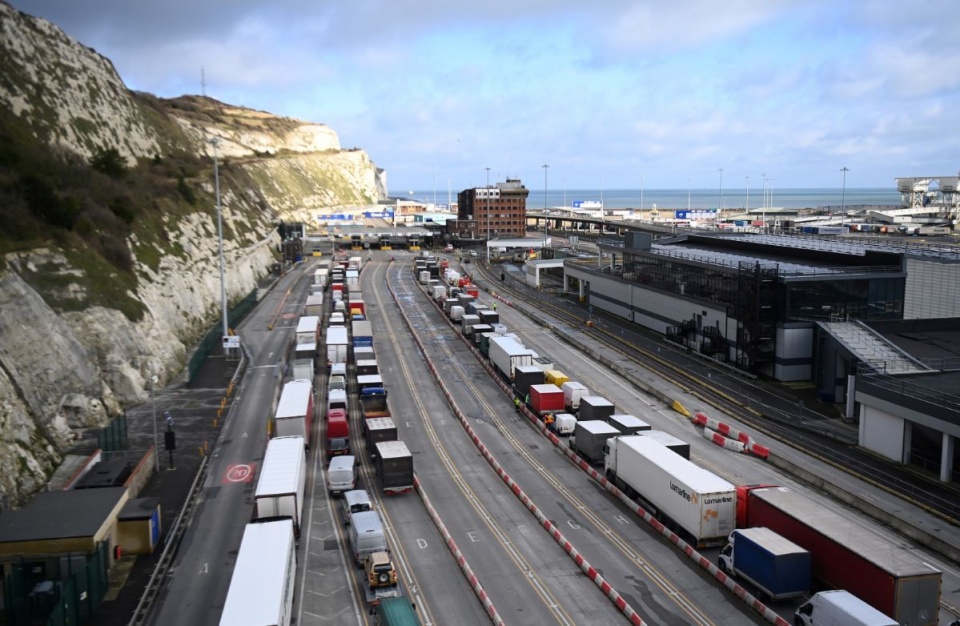 Kolejki ciężarówek powstały w wyniku niedzielnej decyzji francuskiego rządu o zamknięciu na 48 godzin przejścia granicznego z Wielką Brytanią/fot. PAP/EPA/ANDY RAIN