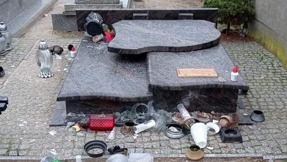Wandal, który zdemolował groby na cmentarzu w Piotrkowie Kujawskim już usłyszał zarzuty. Fot. Policja